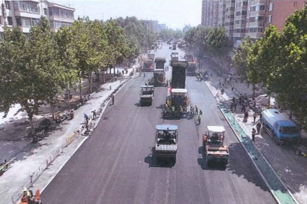 攻堅克難比拼干  搶抓機(jī)遇勇爭先 -—解放西路道路改造工程瀝青路面施工完成